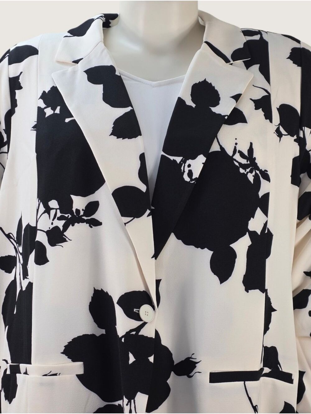 Torrid Studio Floral Crepe Blazer Ivory Black 5X NWT - Picture 6 of 11
